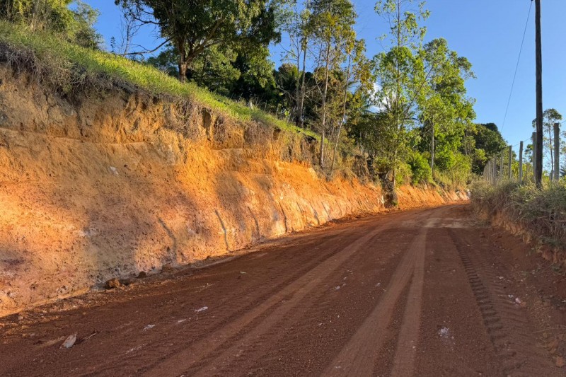 Foto: Prefeitura de Itabela realiza obras de cascalhamento e patrolamento na “Ladeira de Banda” no Pereirão