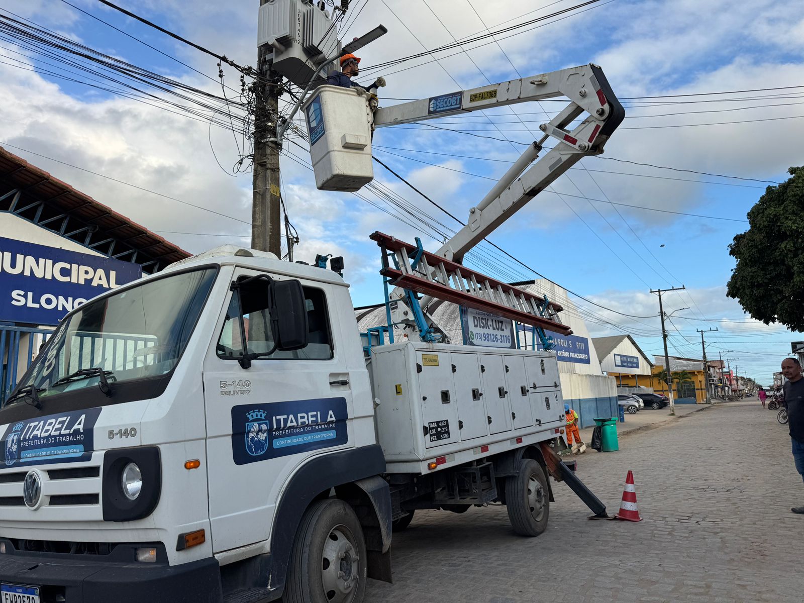 Prefeitura de Itabela leva modernidade e transforma mais uma rua com iluminao em LED. (Foto: Divulgao)