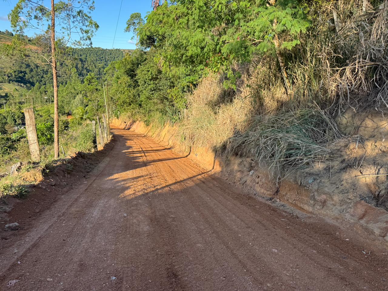 Prefeitura de Itabela realiza obras de cascalhamento e patrolamento na Ladeira de Banda no Pereiro. (Foto: Divulgao)