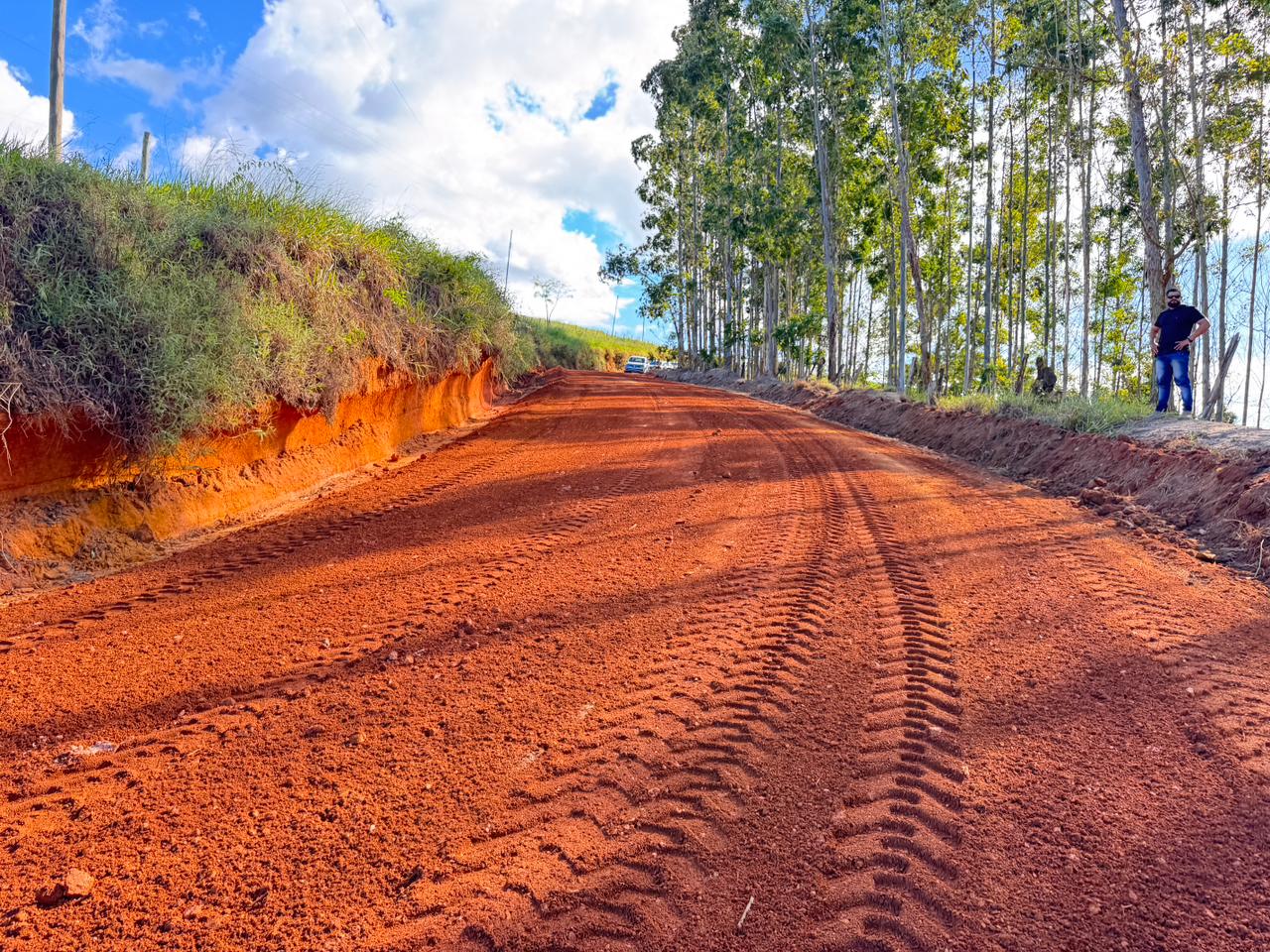 Prefeitura avan�a com patrolamento e cascalhamento de estrada vicinal entre Itabela e o distrito do Queimado