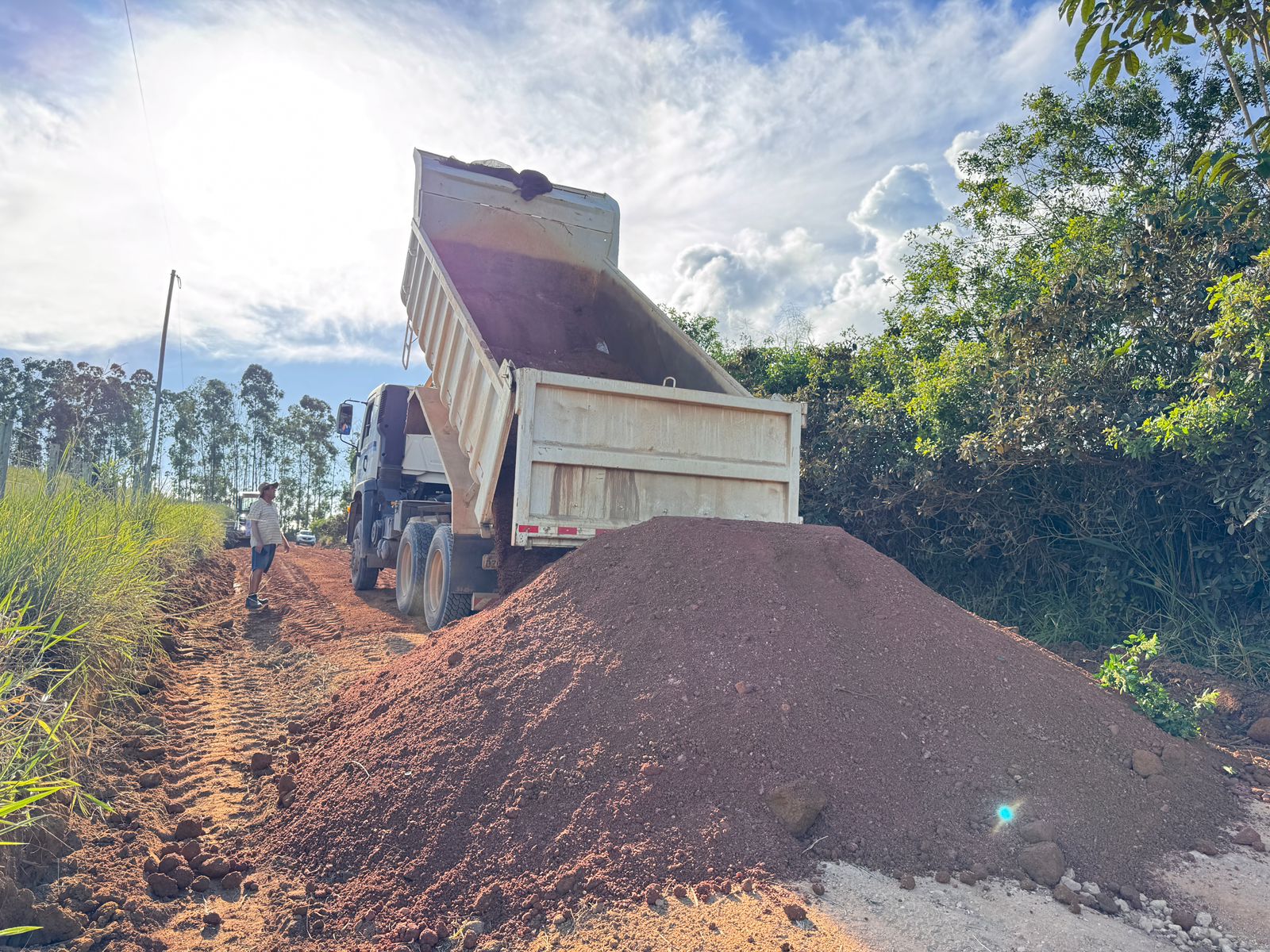 Prefeitura avan�a com patrolamento e cascalhamento de estrada vicinal entre Itabela e o distrito do Queimado